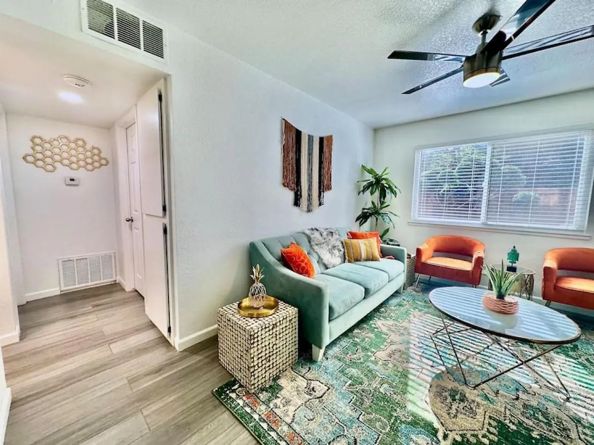 First Floor Gated, Central And Remodeled Apartment Sacramento