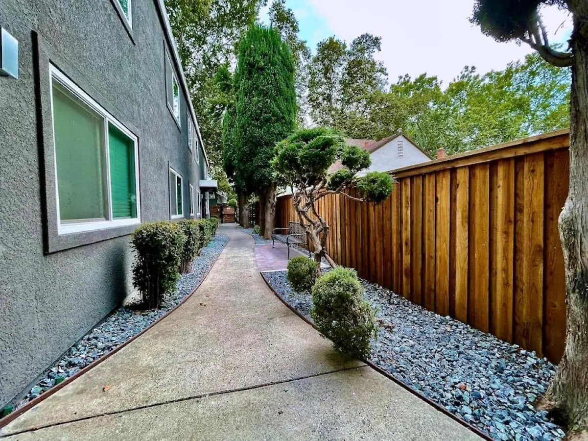 First Floor Gated, Central And Remodeled Apartment Sacramento