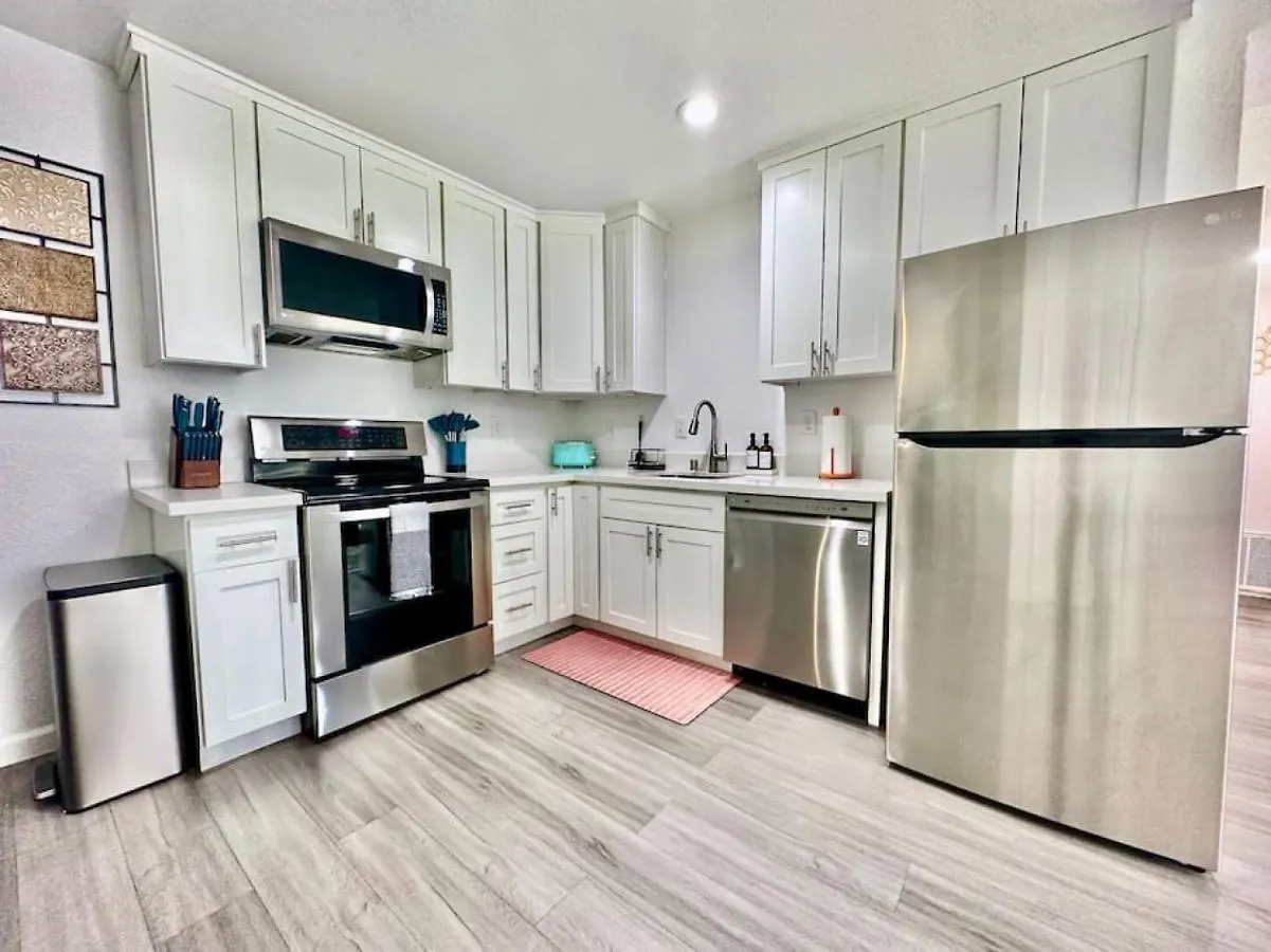 First Floor Gated, Central And Remodeled Apartment Sacramento