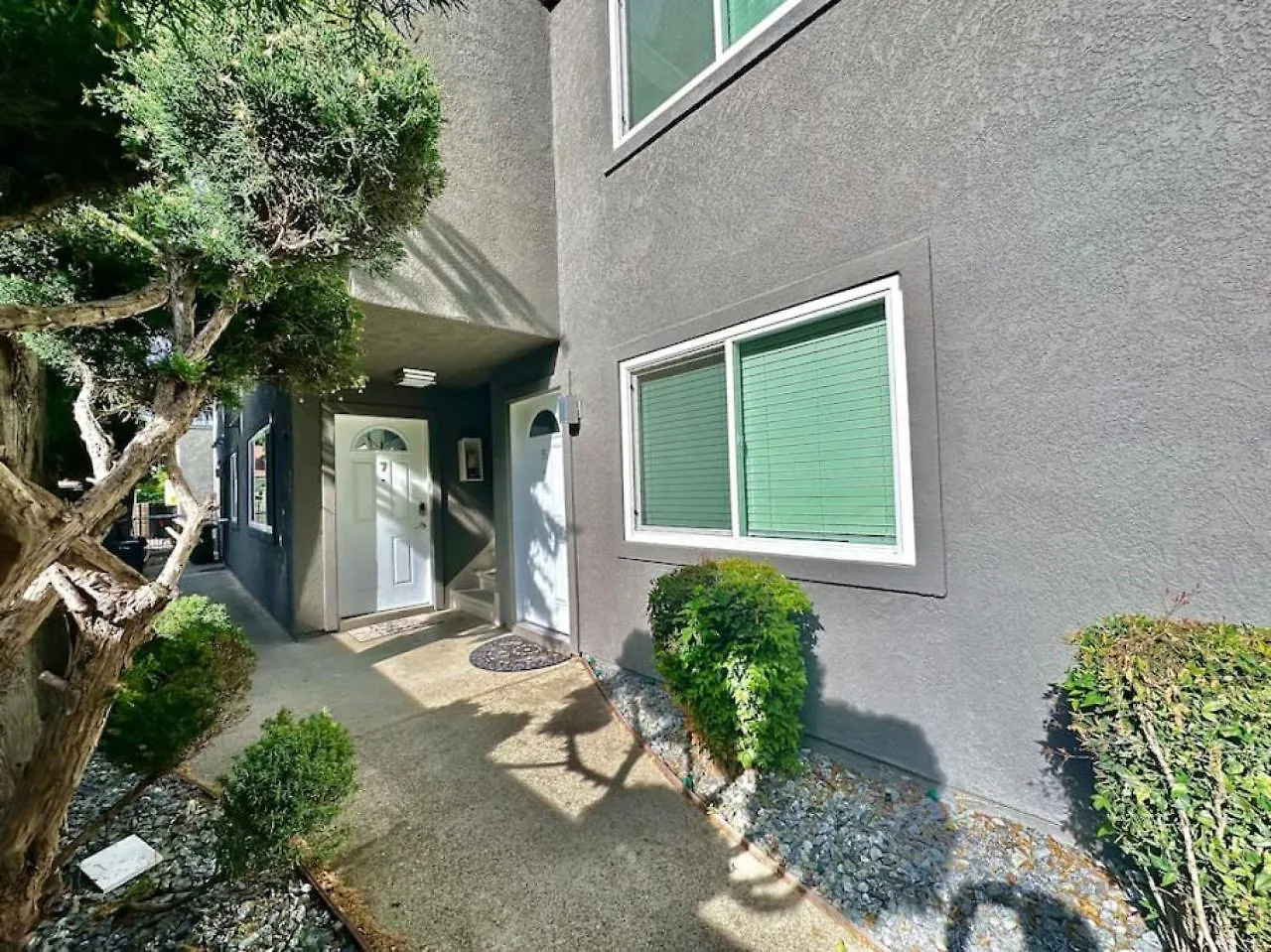 First Floor Gated, Central And Remodeled Apartment Sacramento