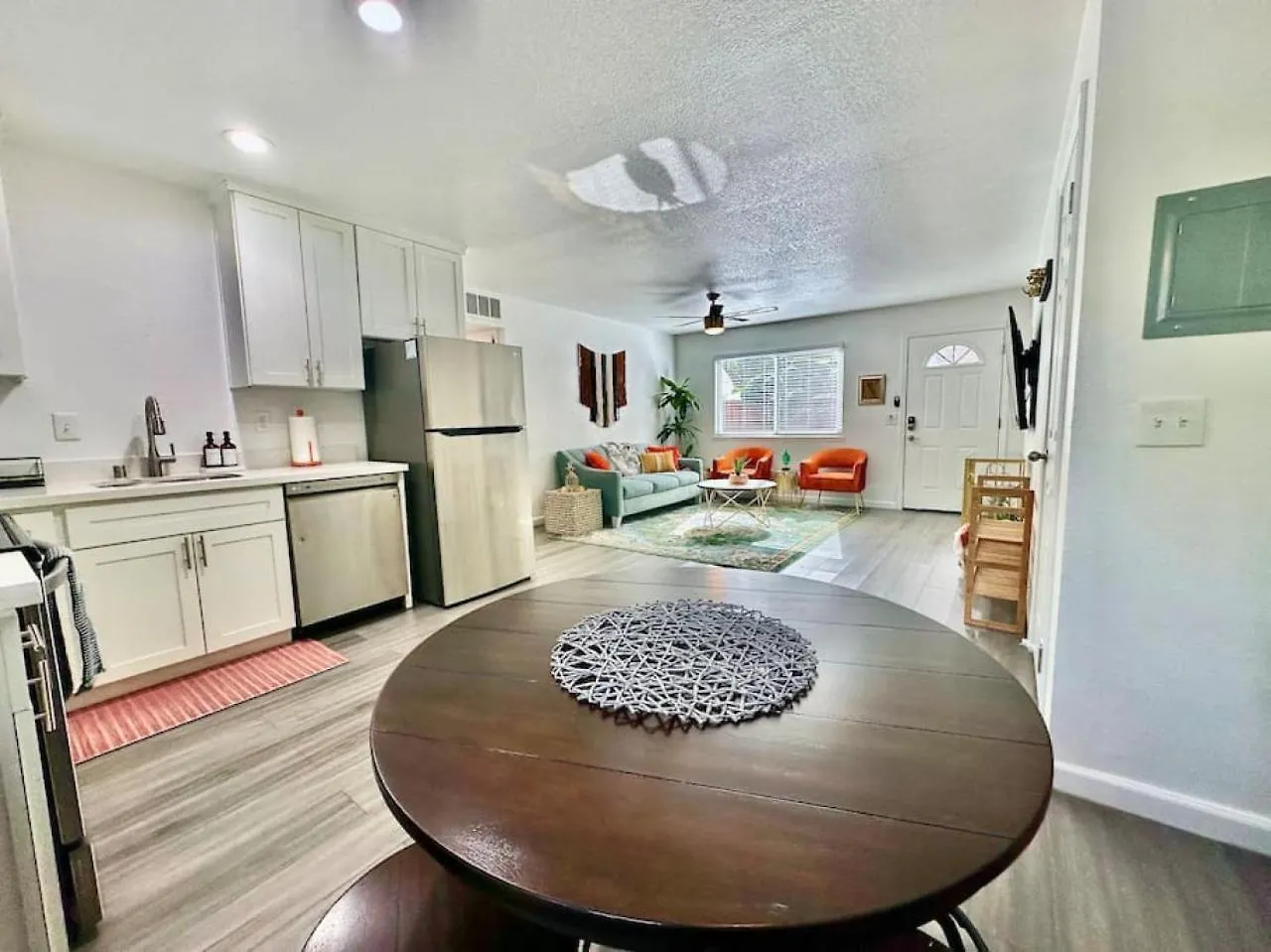 First Floor Gated, Central And Remodeled Apartment Sacramento