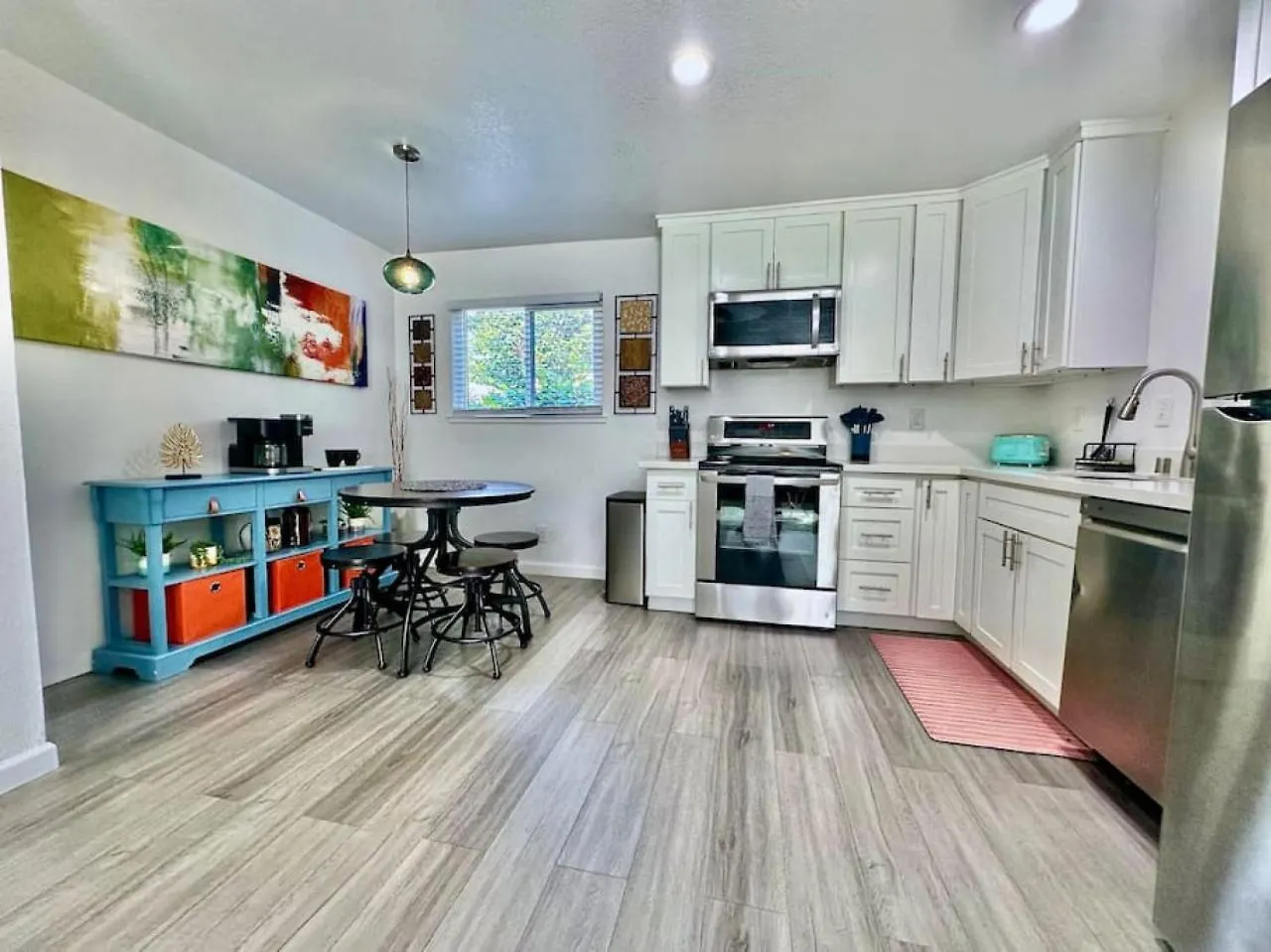 First Floor Gated, Central And Remodeled Apartment Sacramento