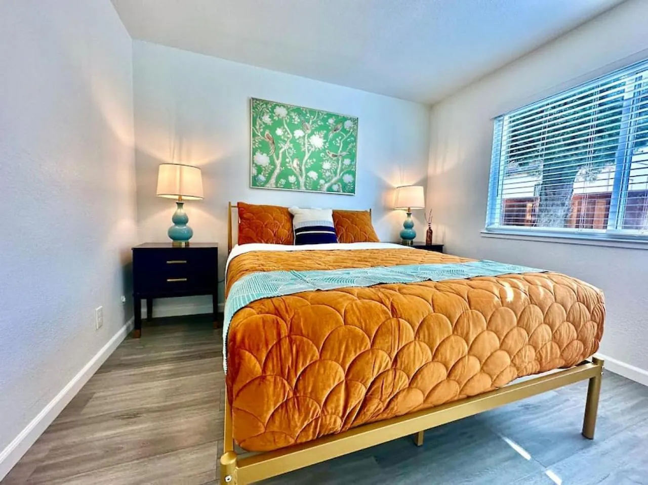 First Floor Gated, Central And Remodeled Apartment Sacramento