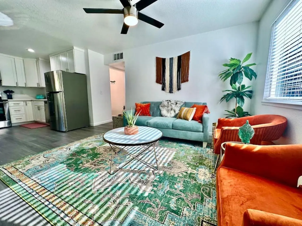 First Floor Gated, Central And Remodeled Apartment Sacramento