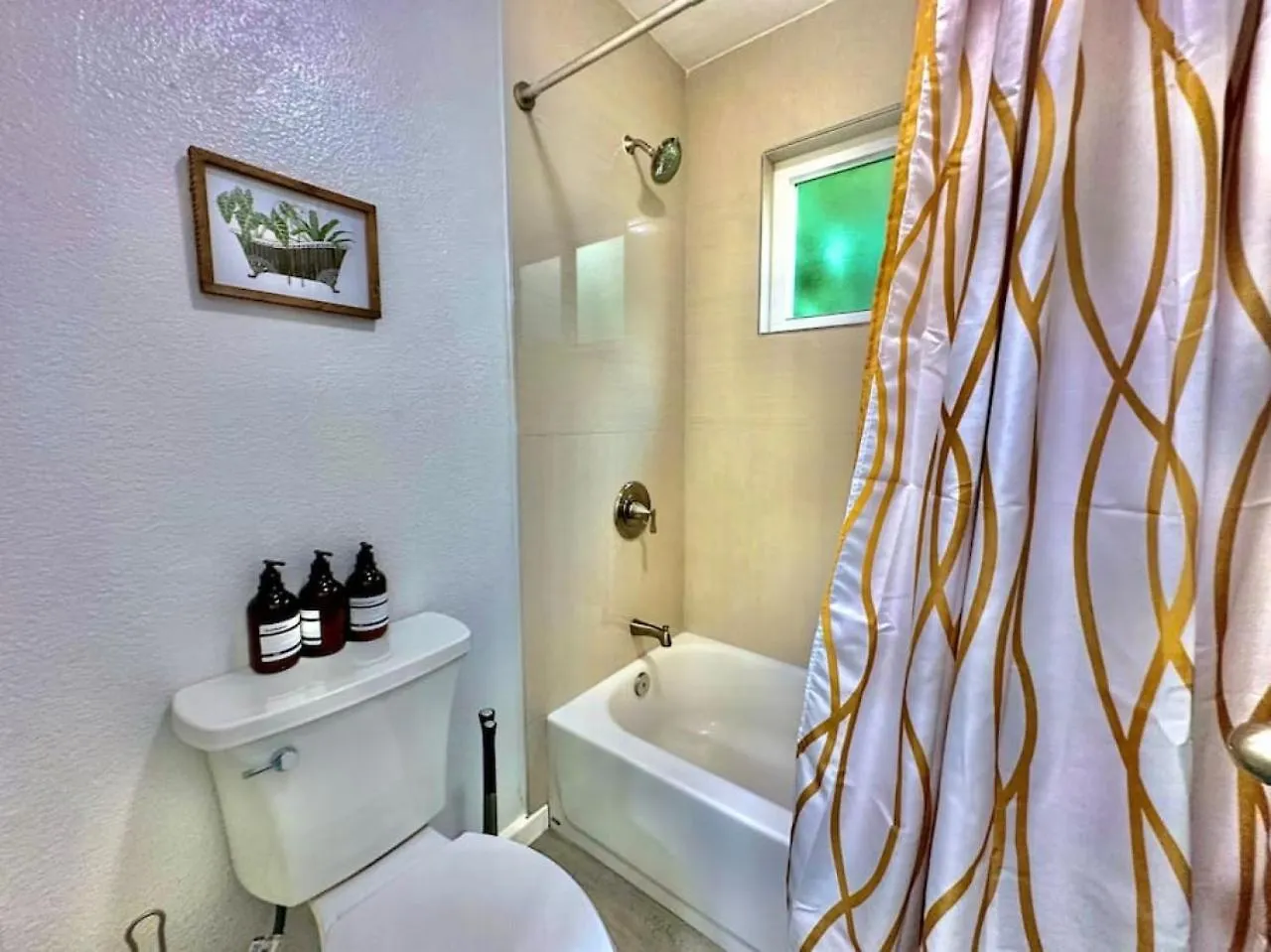First Floor Gated, Central And Remodeled Apartment Sacramento